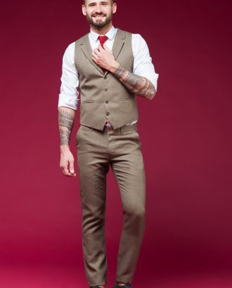 Светло-коричневый костюм из жилетки и брюк. Арт.:4-454-5