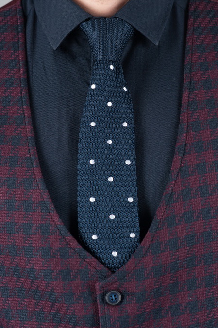 Фактурный галстук темно-синего цвета в белый горошек. Арт.:10-62