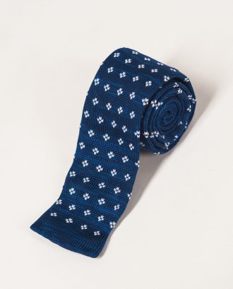 Синий вязаный галстук с белым принтом. Арт.:10-42