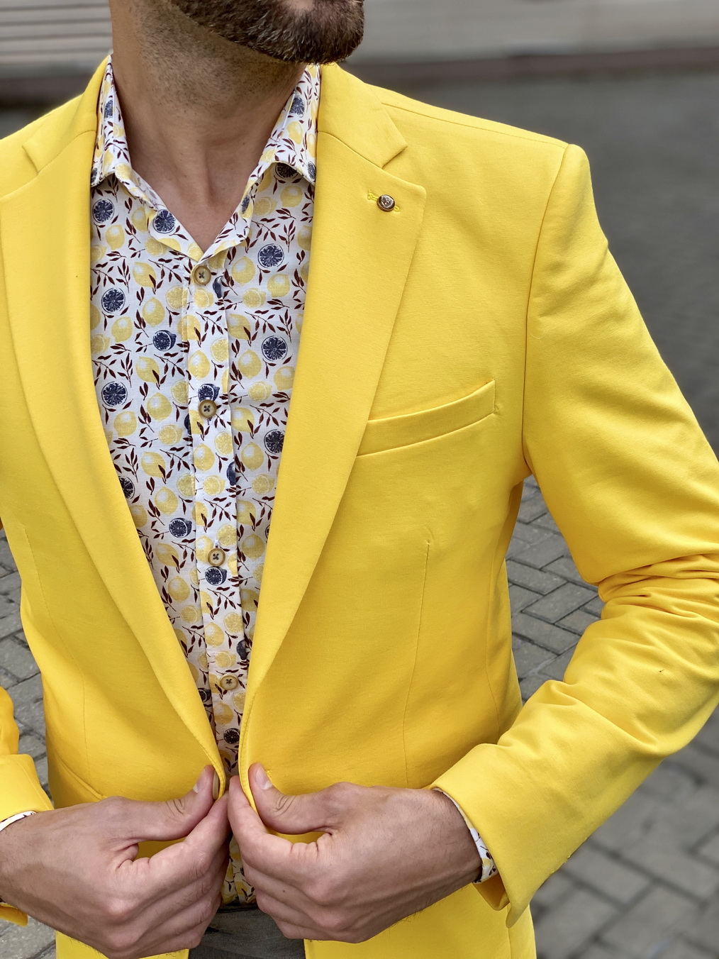 Крокус мужчина в желтой куртке