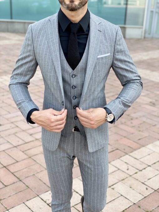Мужской костюм-тройка серого цвета в светлую вертикальную полоску. Арт.: 2424