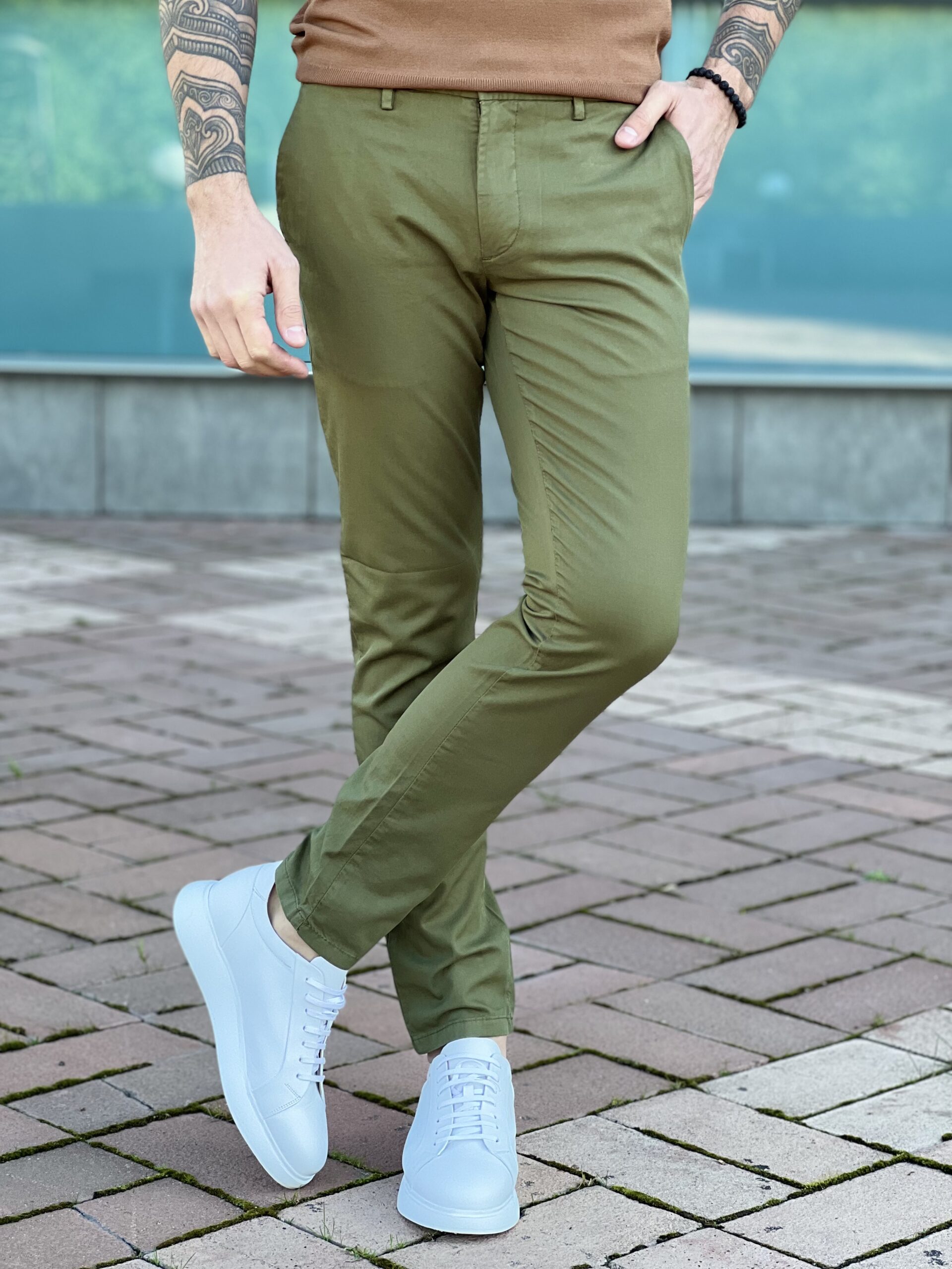 Брюки болотного цвета мужские. Болотные штаны мужские. Зеленые брюки чинос. Болотно зелёные штаны.